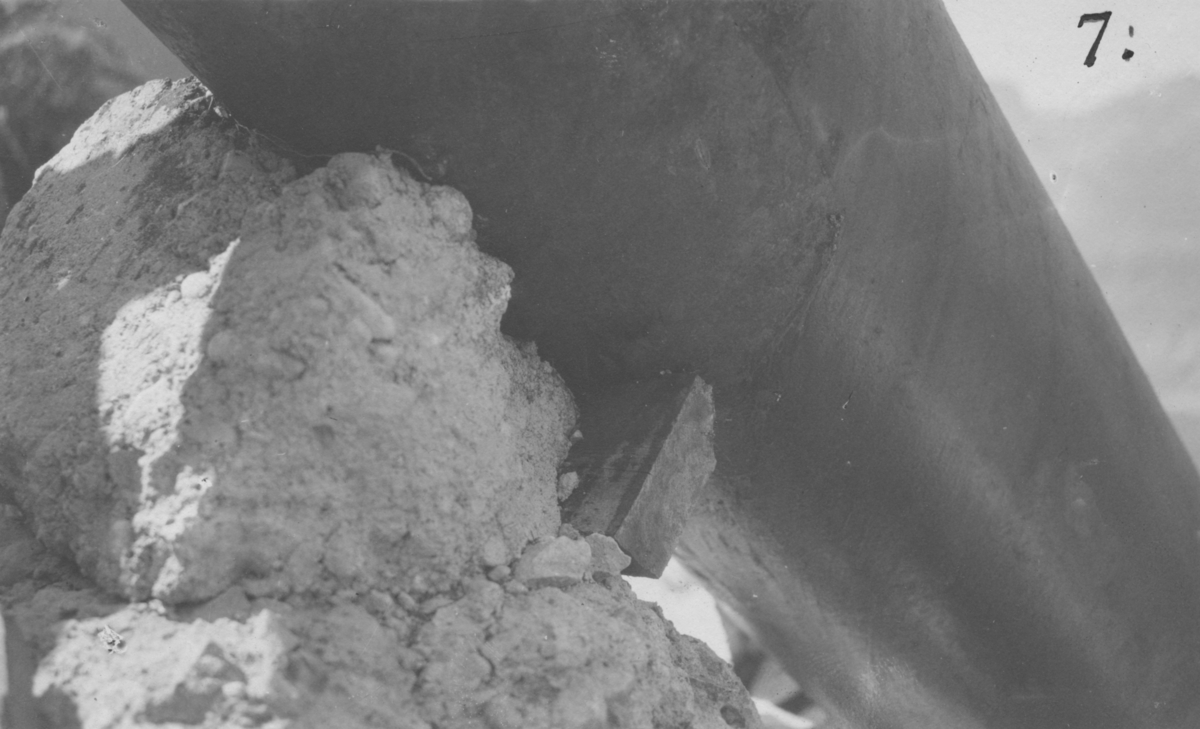 Flørlielv. Flørli kraftanlegg Fotos etter rørbruddet. 1920. "Rørunderstøttelse mellem Kraftstasjonen og kloss nr 11"