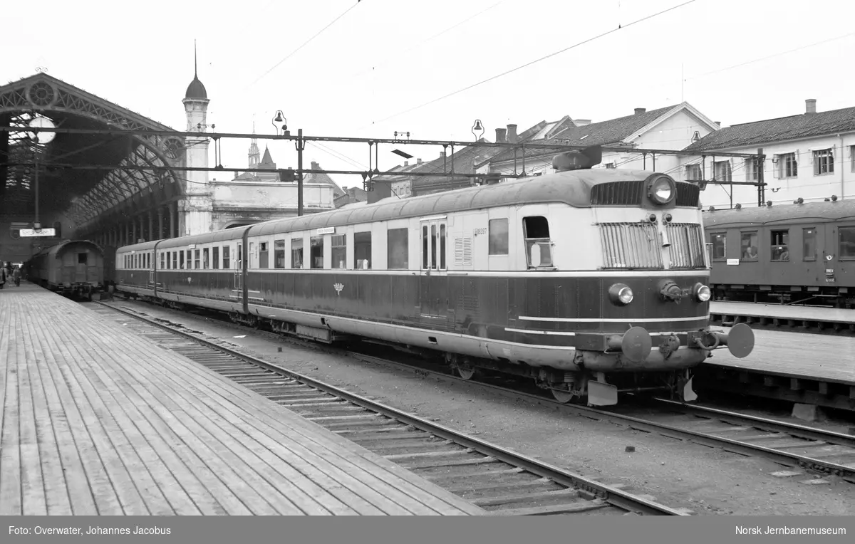 "BERGEN-EKSPRESSEN" med dieselmotorvognsett type 8 , senere type 88 på Oslo Østbanestasjon. Dieselmotorvogn litra CFmdo 8 nr. 18287 (nærmest), mellomvogn litra Co3e nr. 18952 og motorvogn CEmdo 8 nr. 18283