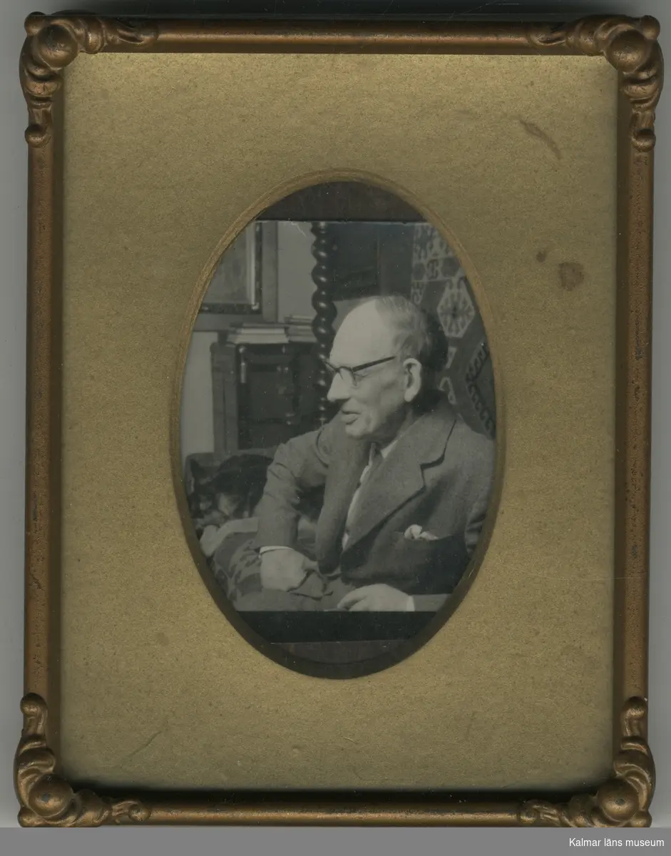 En man med kavaj/kostym och glasögon. Curt Nyström-Stoopendaal.
