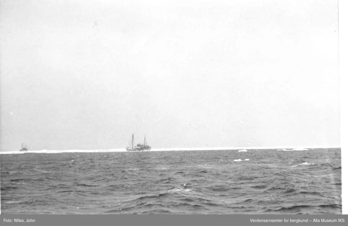 Ishavsskuter på havisen (Vesterisen) den ene er relativt nært mens den andre er nesten i horisonten.