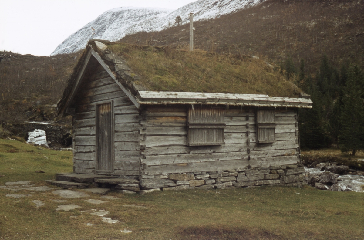 Dokumentasjonsbilder i serie av eldre bygninger i Valldal, Norddal.