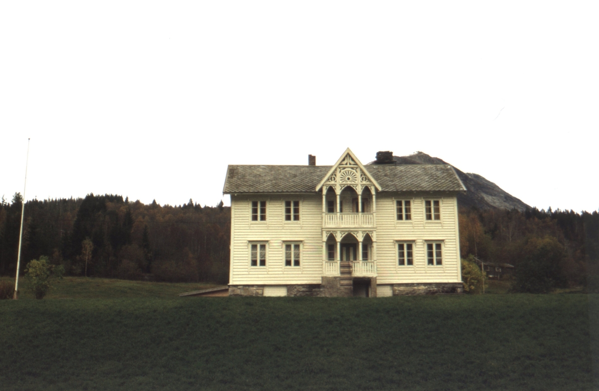 Dokumentasjonsbilde av et eldre våningshus i Valldal, Norddal.