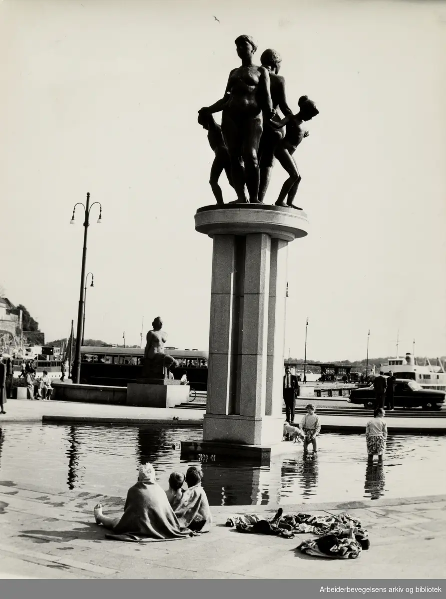 Rådhusplassen. Fonteneskulpturen er laget av Billedhuggeren Emil Lie. 14. mai 1960