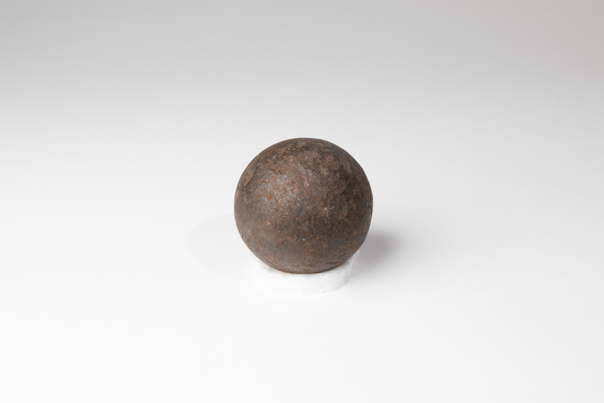 Kanonkula av järn av 1600-1700-talstyp, 3 pundig.