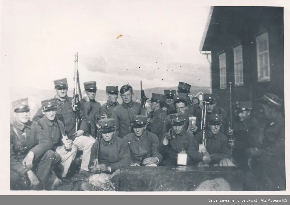 Bilde av en gruppe soldater.