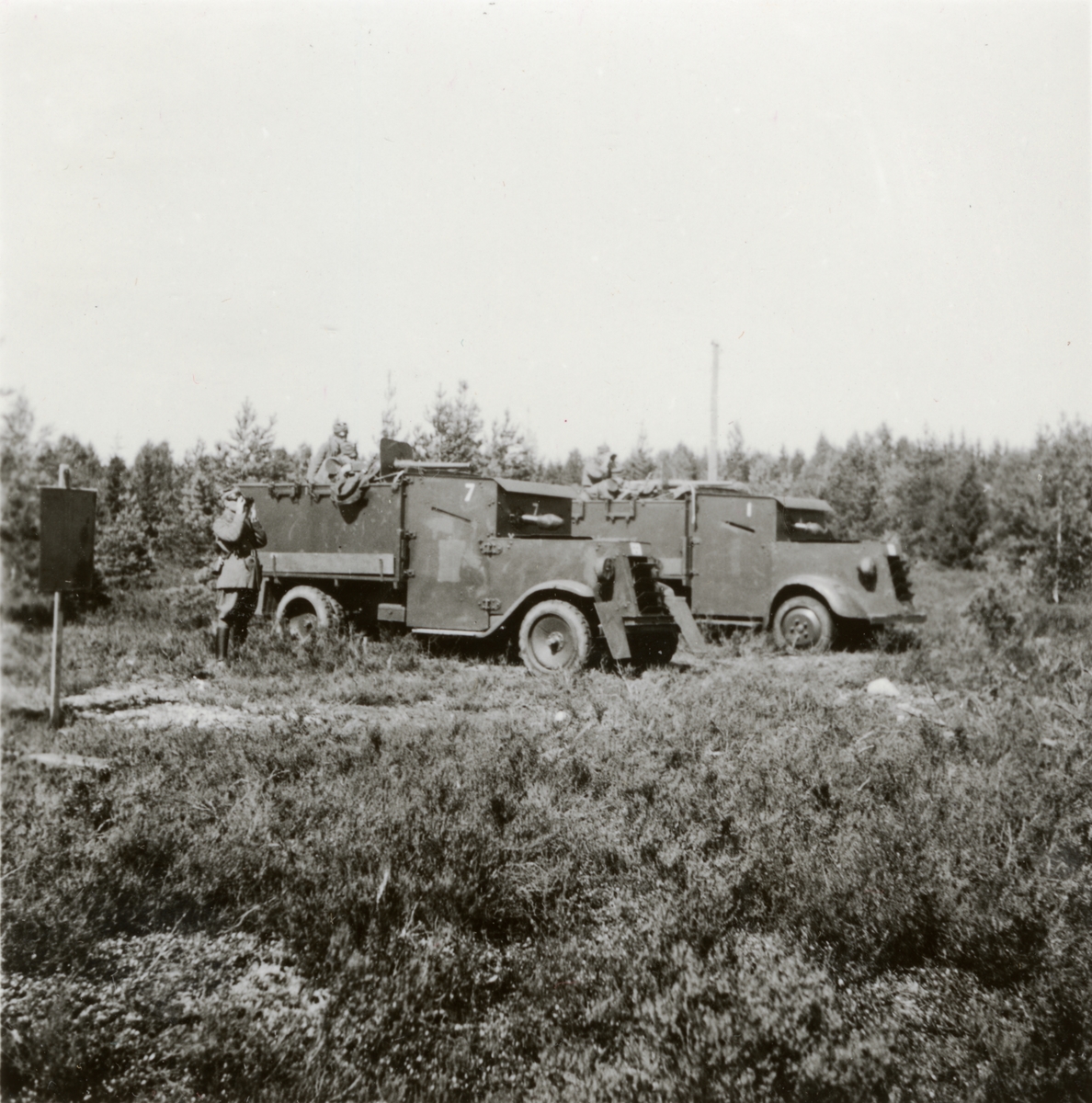 Text i fotoalbum: "Augustimanövern 1938. Pansarbilar i verksamhet".