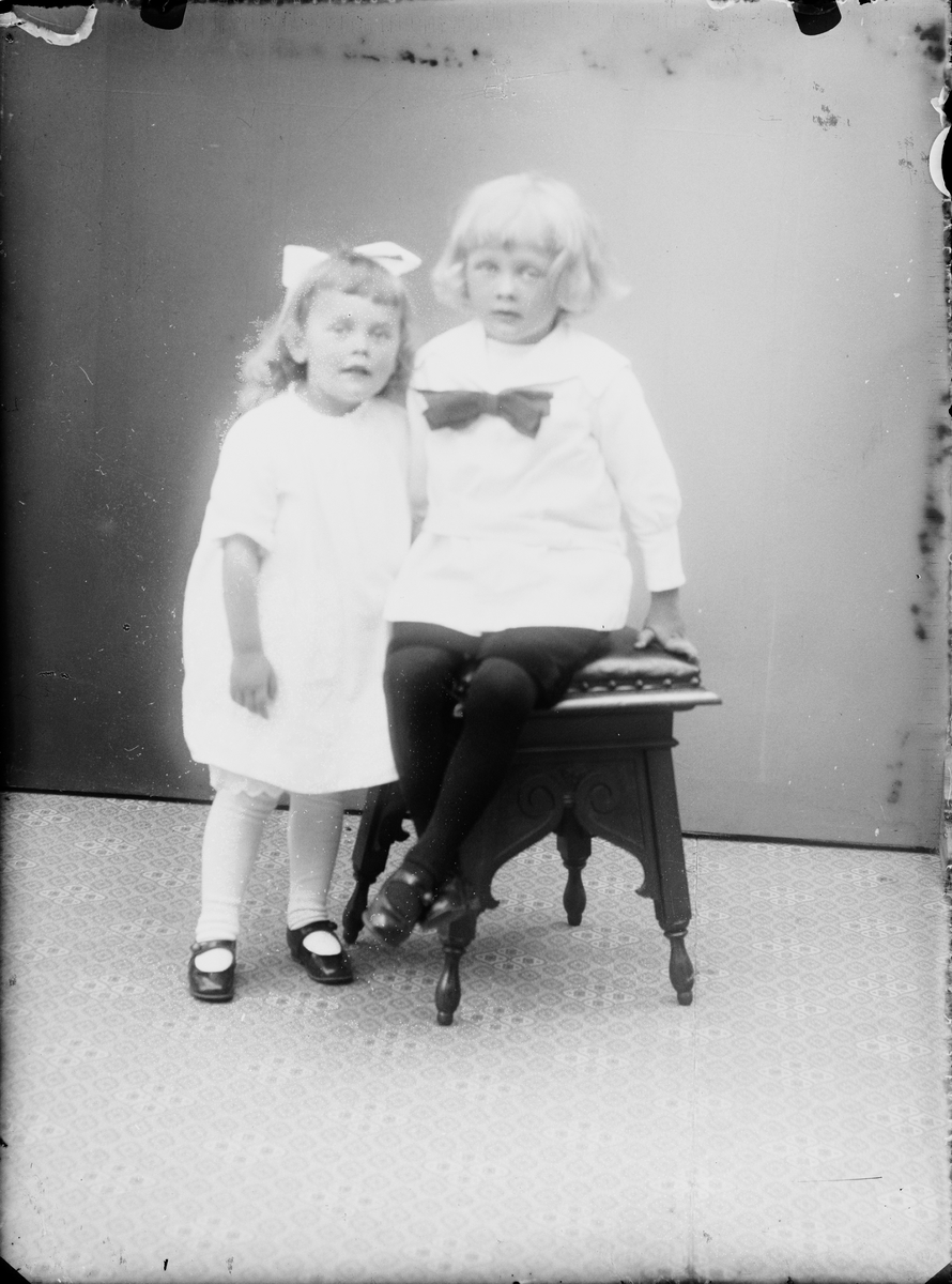 Ateljéporträtt - två barn, Alunda, Uppland