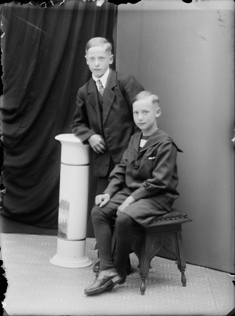 Ateljéporträtt - två pojkar, Alunda, Uppland