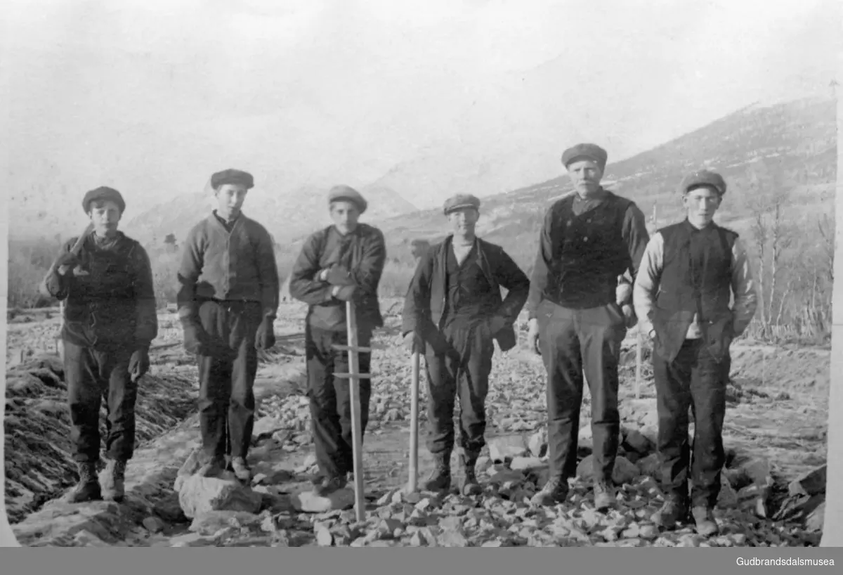 Seks menn i arbeid med bygging av Raumabana ved Krossbrue, Lesjaskog.