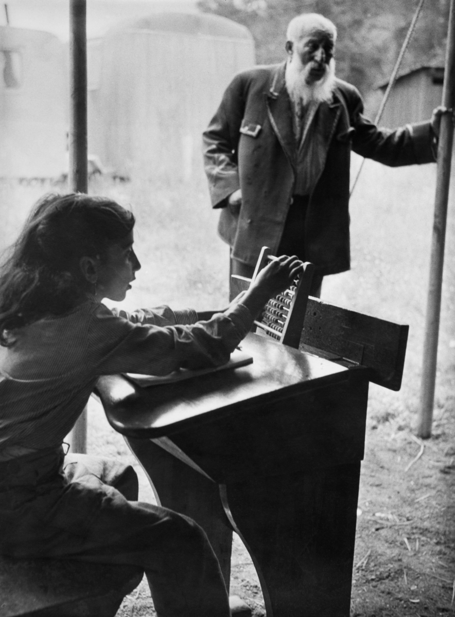 En romsk flicka räknar i skoltältet på sommarskolan 1958 i Hägersten.