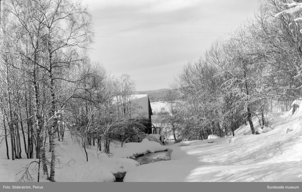 Vinter i Kvarndalen med bostadshuset samt kvarnhuset på respektive bild.