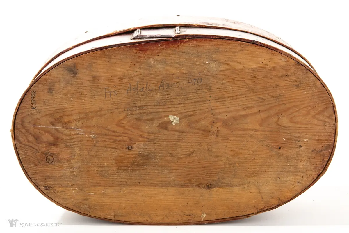 Oval, sveipet sponeske med rett avskårne sponender som er sydd sammen med to tægersømmer.