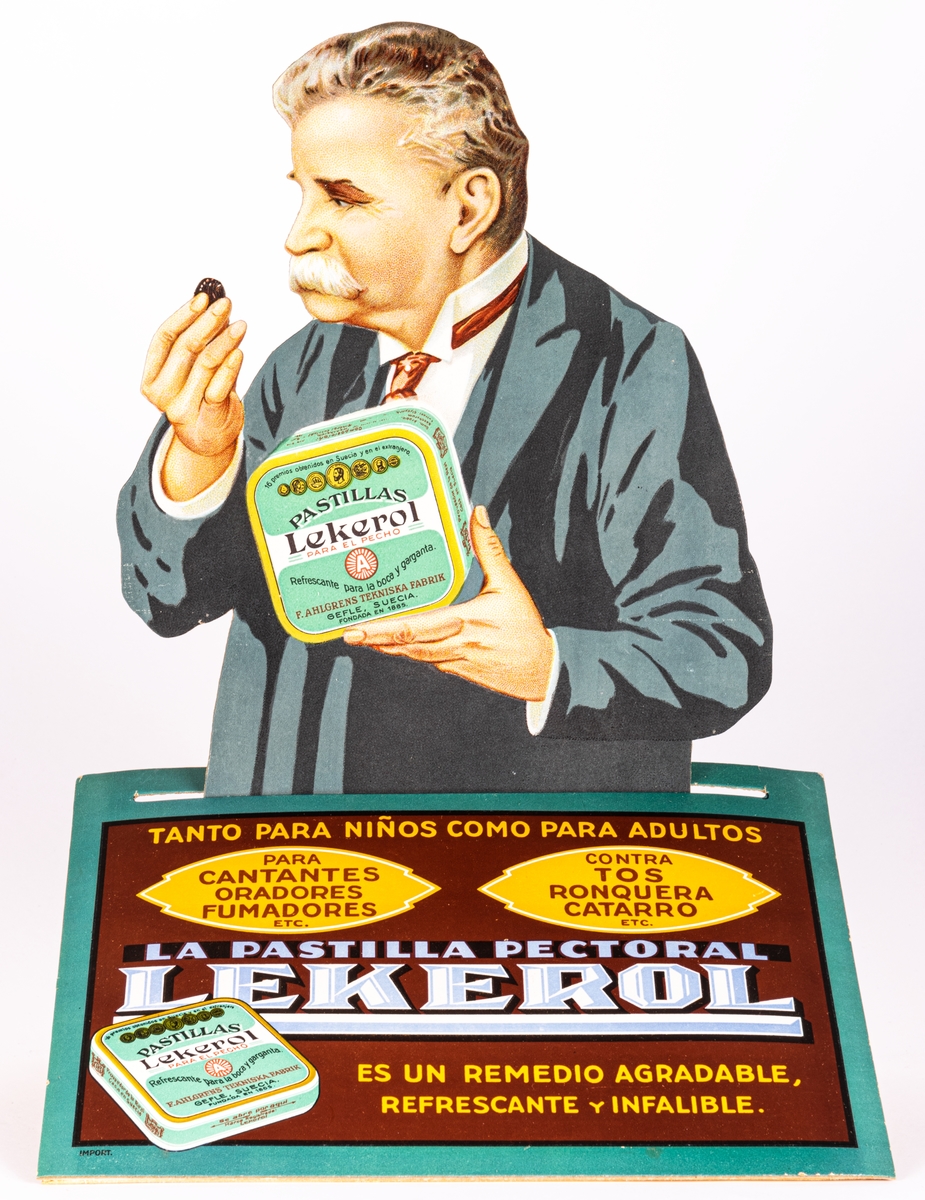 Reklamskylt i kartong för Läkeroltabletter. Skylten föreställer en man som smakar en Läkeloltablett. Skylten går att vika och ställa upp. Reklamtext på spanska.