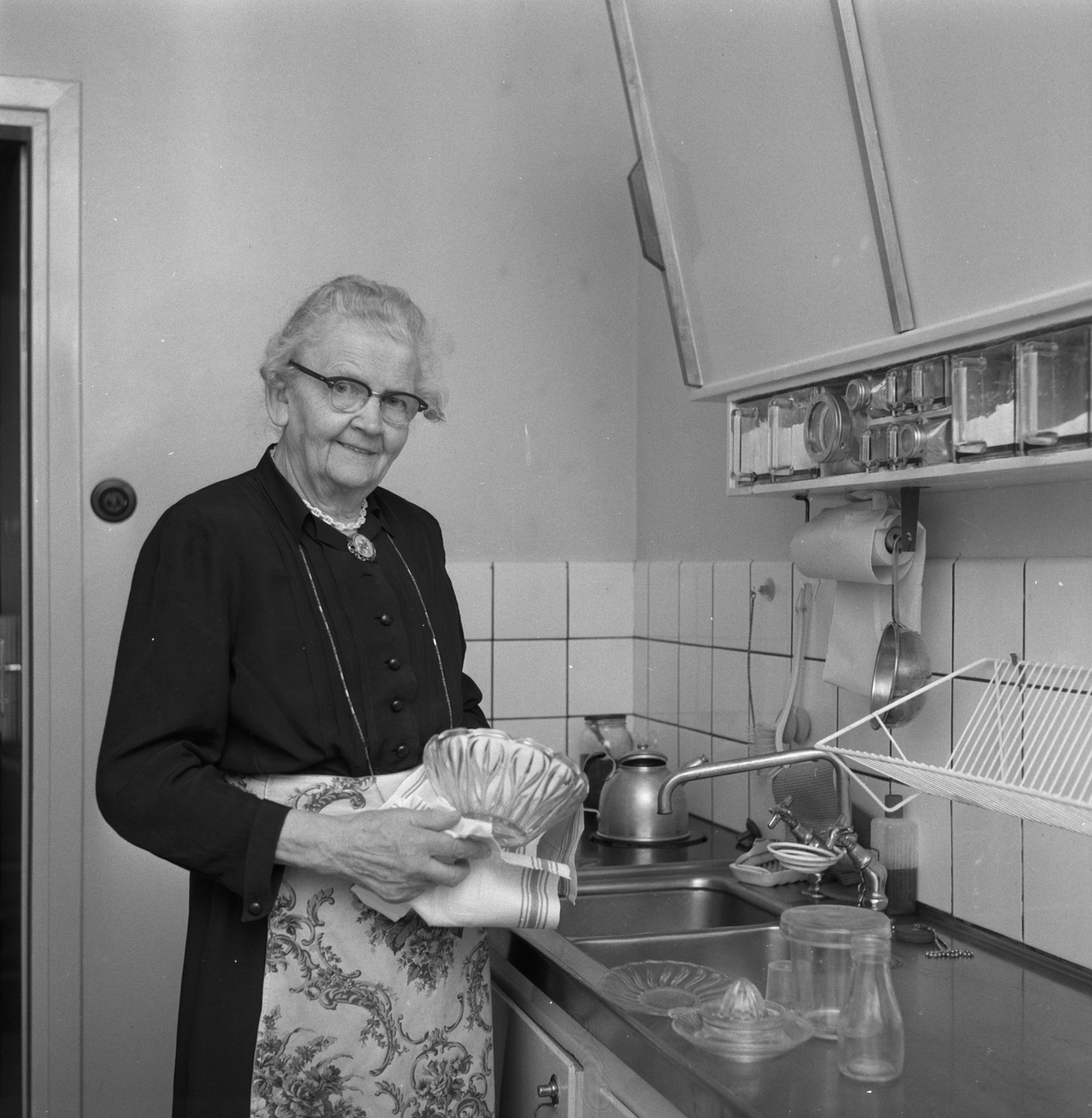 En kvinna i köket.
8 april 1959.