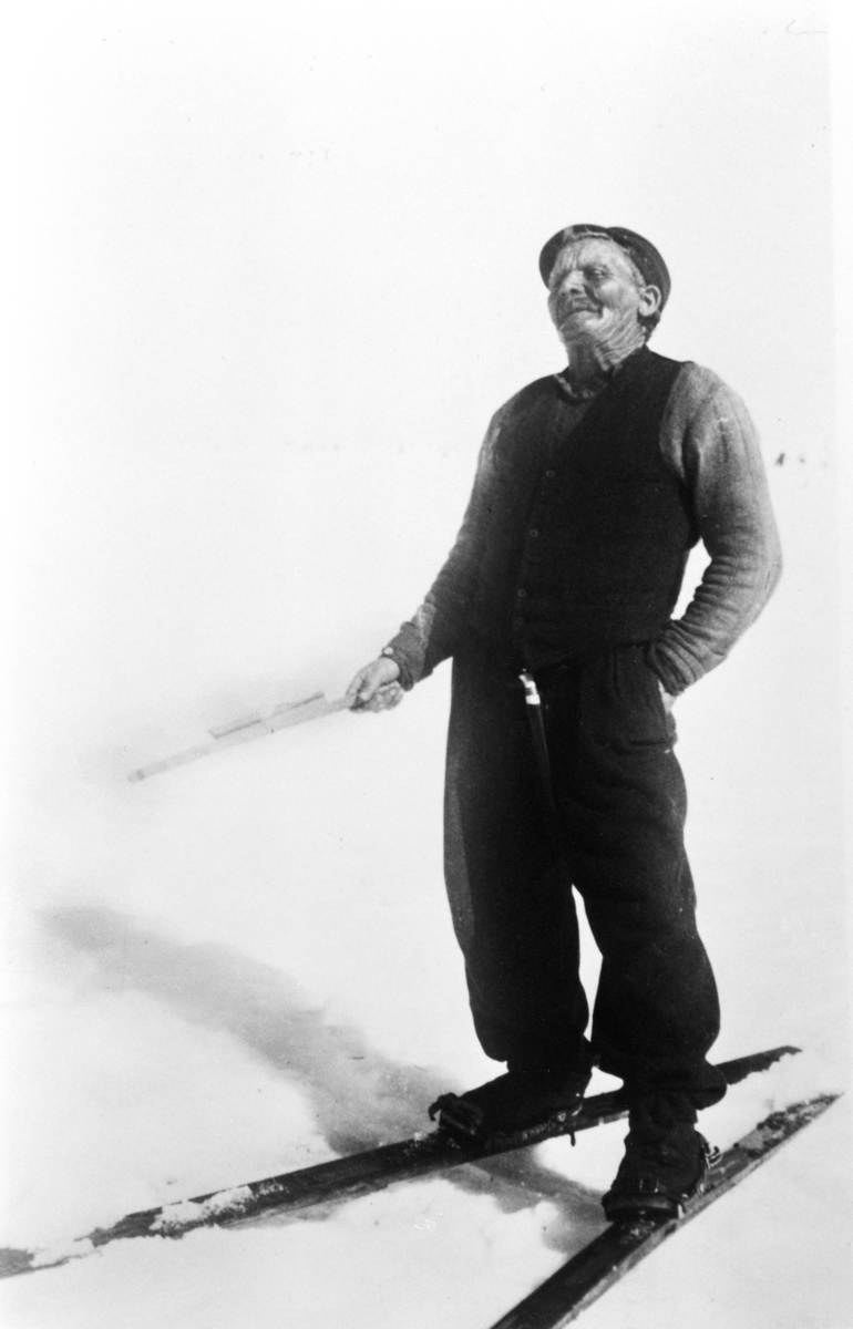 "Ludden" (Ludvig Olestadengen) står og pilker på isen.