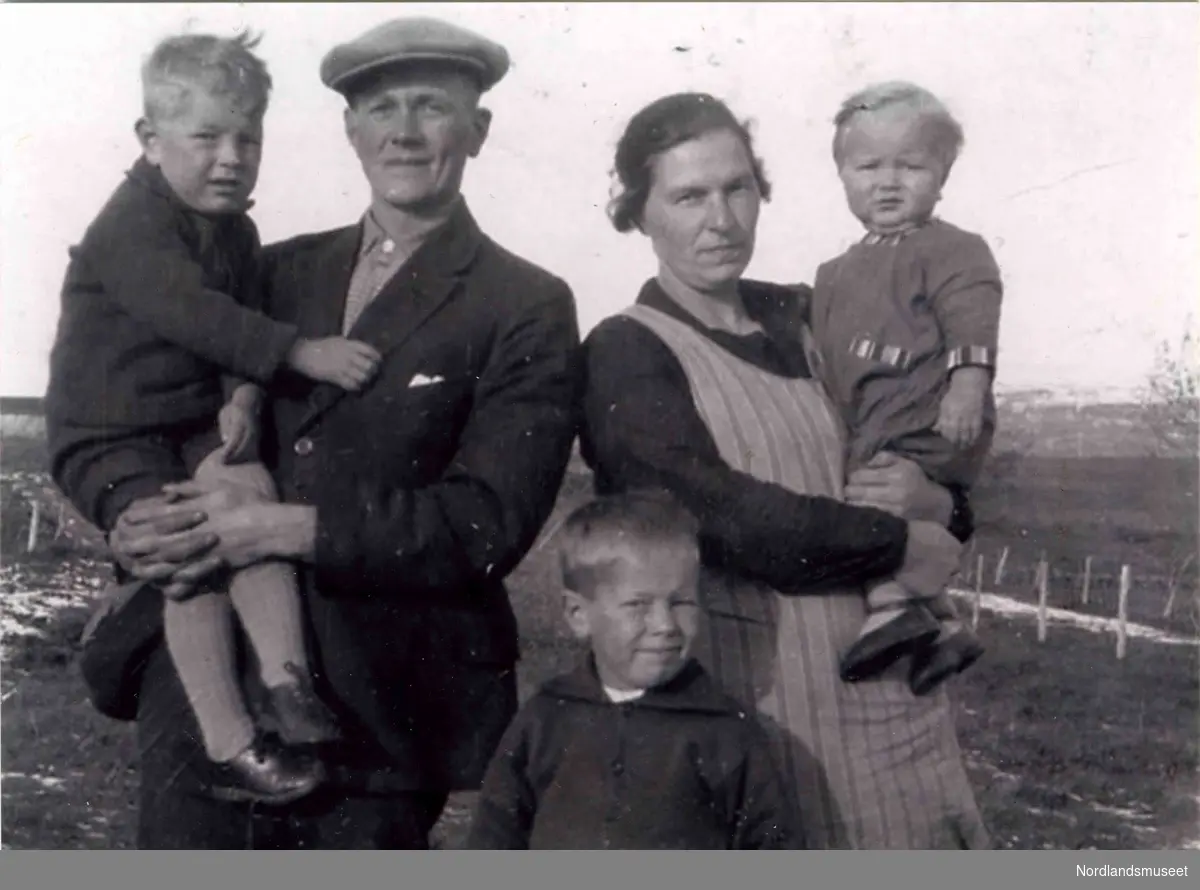 Petter Martin Olai Olsen (1901 - 1971) og kona Astrid Johanna Hansen (1901 - 1951) med barna (fra venstre) Arne Malvin Solvang (f. 1927), Peder Anskar Olsen (f. 1925) og Odd Henrik Olsen (f. 1929). Bildet er tatt på Einmo, Erikstad - nedenfor husmorskolen ca. 1928.