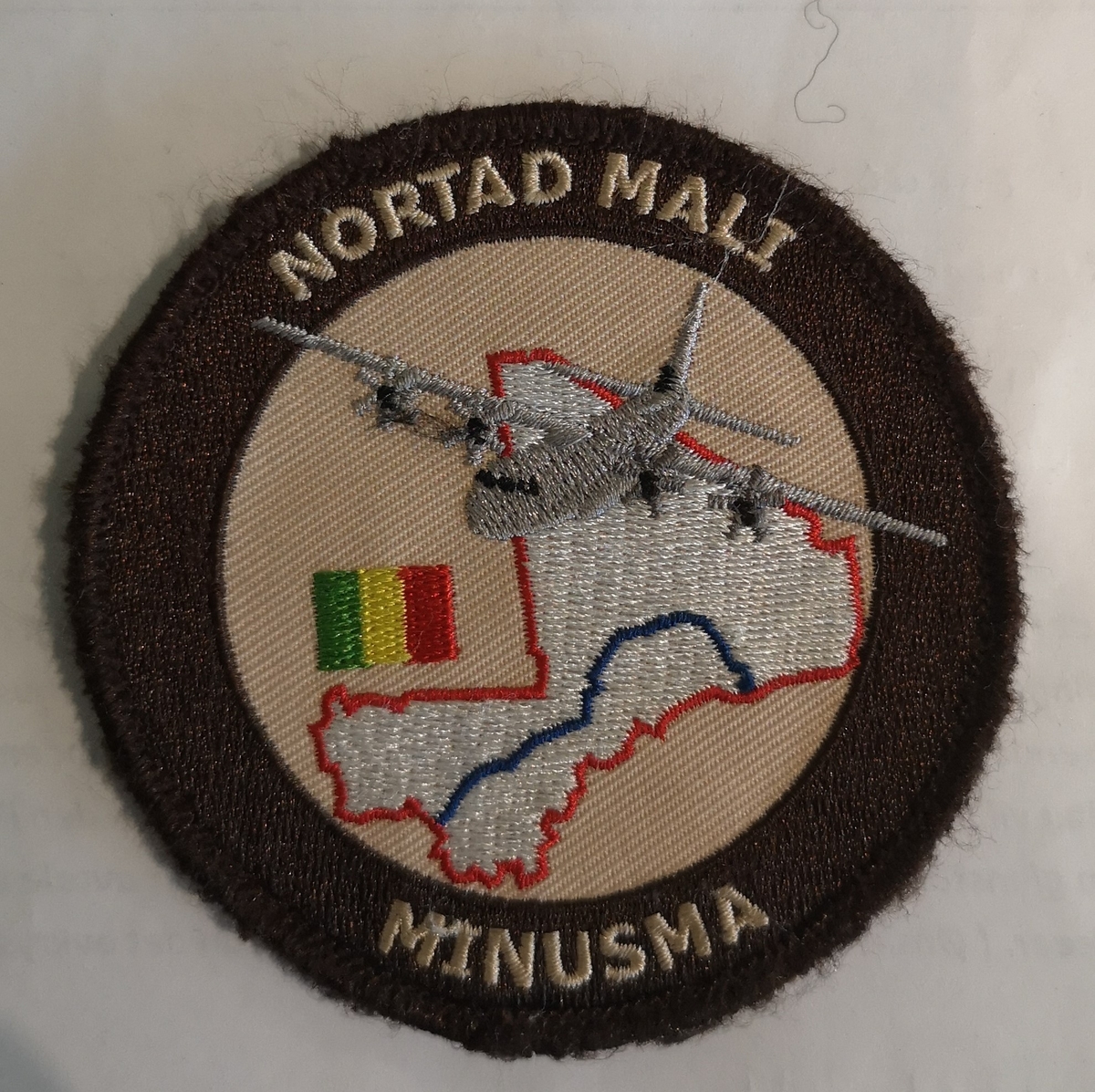 Kart over Mali, med landets flagg, samt C-130 Herkules.