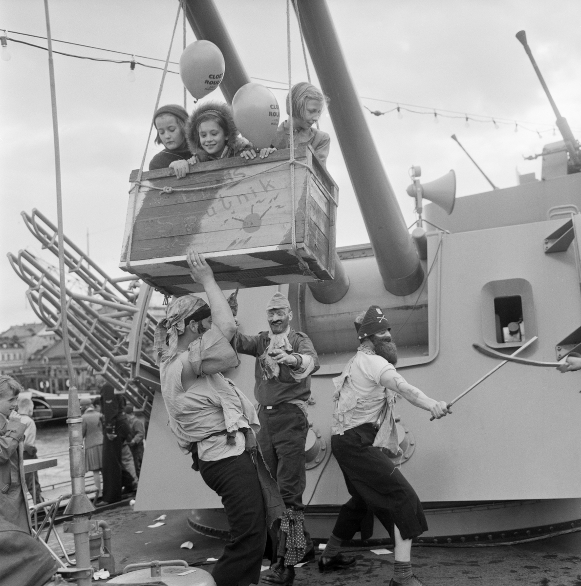 Uppochnervända dagen. Marinens sjömän har blivit sjörövare och Sputnik svingar i kanonrören. Det hände under söndagen den 18 maj 1958, då det arrangerades besöksdag med barnlek ombord på jagaren HMS Östergötland, som för dagen låg förtöjd i Norrköpings inre hamn.