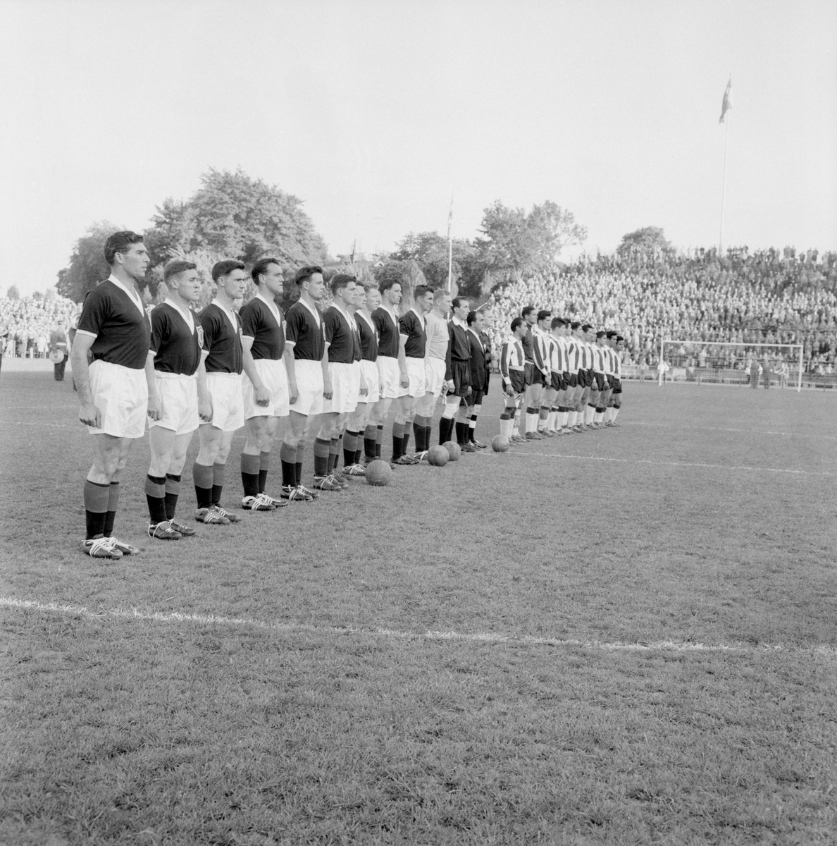 Vid fotbolls-VM i Sverige 1958 stod Idrottsparken i Norrköping värd för tre matcher. En första match spelades den 8 juni mellan Frankrike och Paraguay. Den 11 juni var det tid för samma Paraguay att ta sig an Skottland. Här ses lagen inför avspark.