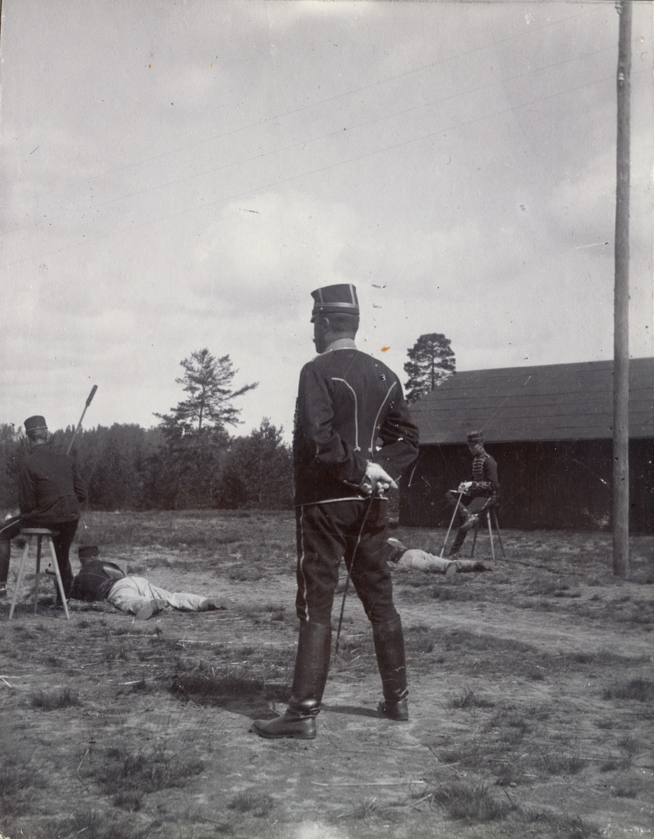 Text i fotoalbum: "Ränneslätt K 4 Kav. aspirantskola 1900". Soldater på skjutfält.