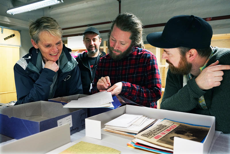 Tone Børstad (f.v.), Morten Haugdahl, Mathias Østrem og Bjørnar Bruket inspiserer donasjonen i magasinet på Rockheim. (Foto/Photo)