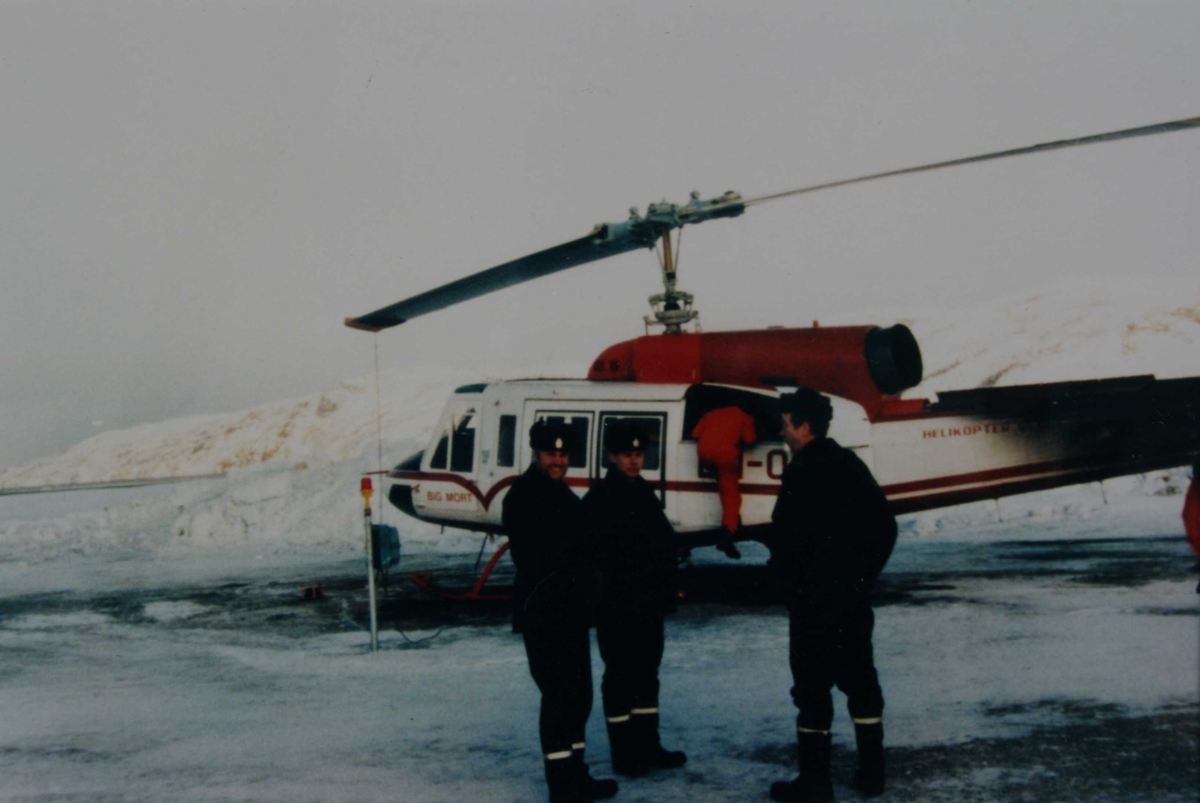 Tre politifolk foran helikopteret som ble benyttet under Alta-aksjonen.