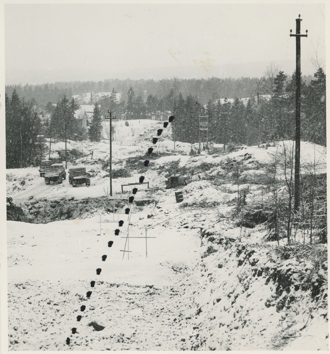 Vinterbilde fra Tigerplassen, 1970-årene. Innfartsveien under bygging.
Rute prikket opp med tusj over originalt foto.