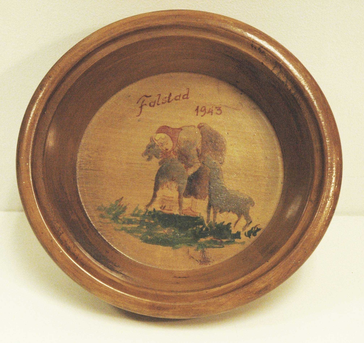 I bunnen av skåla er det malt en kvinne og to geiter (den ene melkes)
