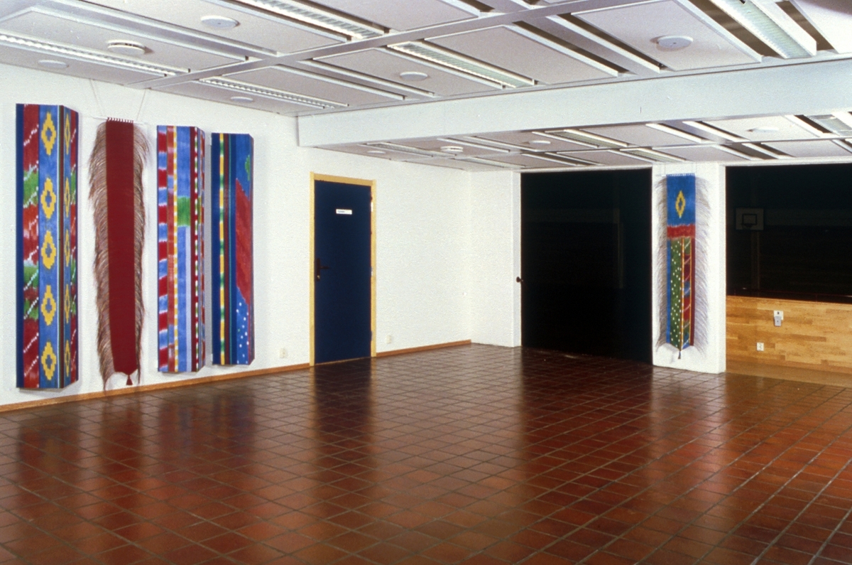Kunstverket består av 6 tekstilsøyler fordelt i to rom. Hver søyle er belyst fra baksiden med lysstoffrør.