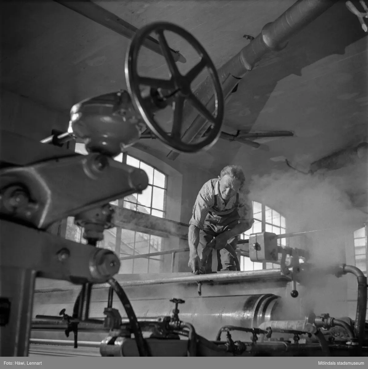 Man i arbete vid PM12, viraparti, på pappersbruket Papyrus i Mölndal, 13/5 1955.