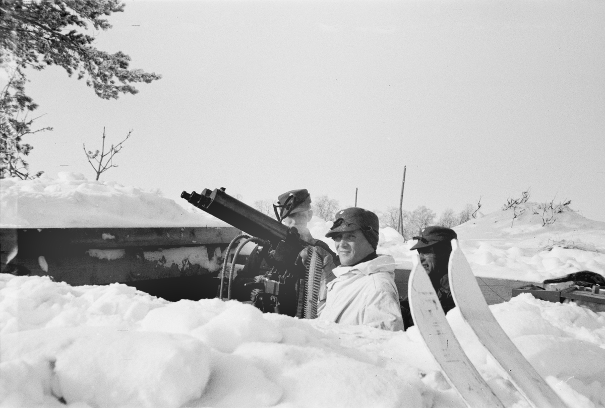 Luftvärn vid F 19, Svenska frivilligkåren i Finland, 1940. Tre militärer vid luftvärnskulspruta. Serie om 3 bilder.
