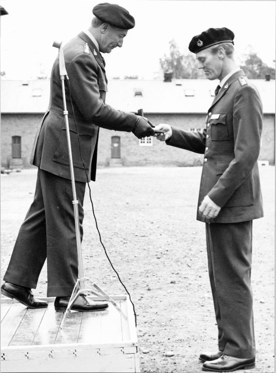 Krigsmans erinran för soldater uttagna till grupp G (gruppbefälsvärnpliktiga) den 24 augusti 1970. 

Fanjunkare Erik Wäng mottager medalj.