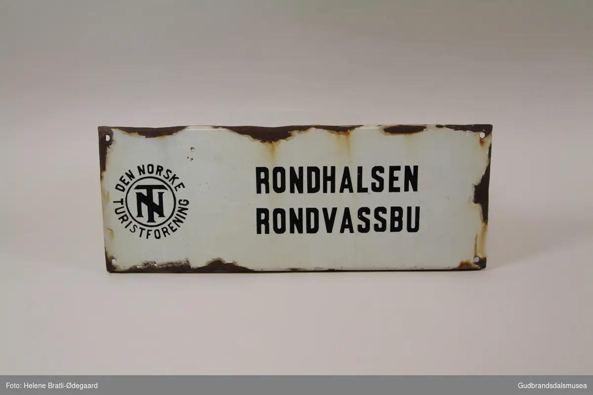 Emaljert turskilt for DNT turrute Rondhalsen (1605 h.o.h) - Rondvassbu.