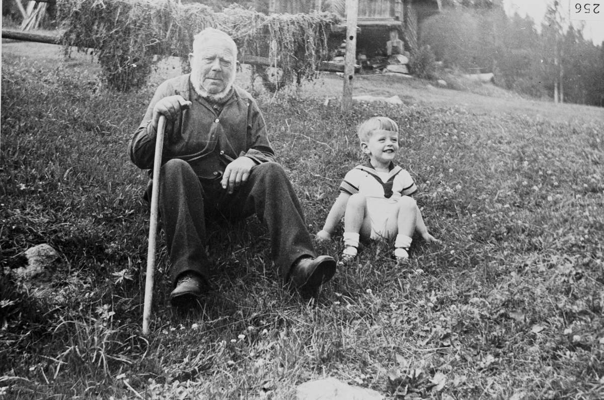 Nedre Skåla. Fra venstre: Elling H. Skålen og Kåre Moen. Omkring 1930.