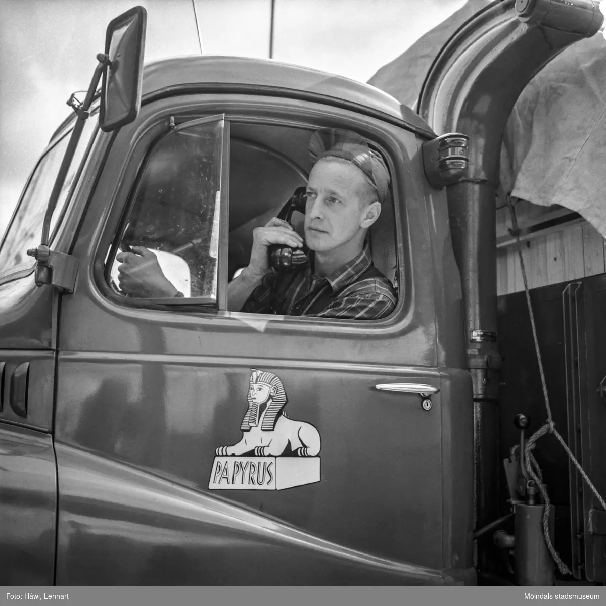 Kommunikationsradio i en av pappersbruket Papyrus lastbilar, 12/9 1956.