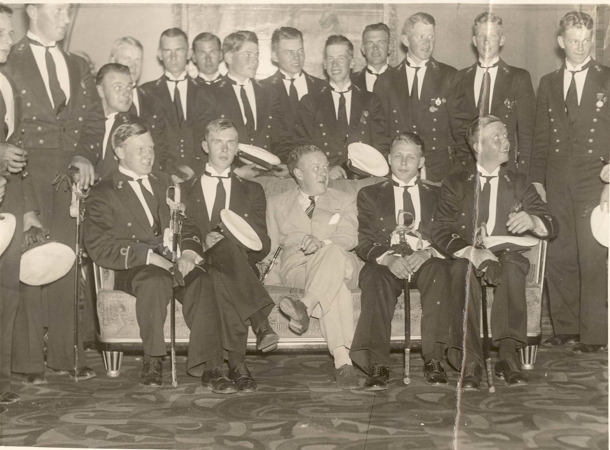 Motiv: Sjøkrigsskolen. Kadetter på besøk i kino i Newcastle sommeren 1937 med M/L Olav Tryggvason.