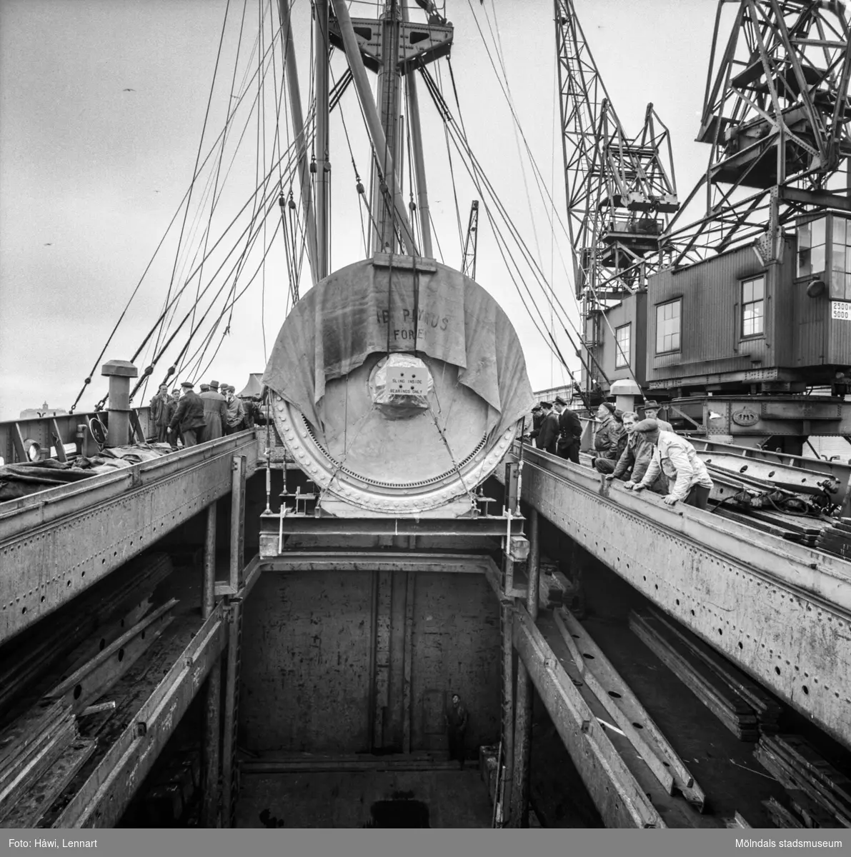 Transport av pappersbruket Papyrus PM2 yankeecylinder på fartyg. Göteborgs hamn, 16/4 1957.