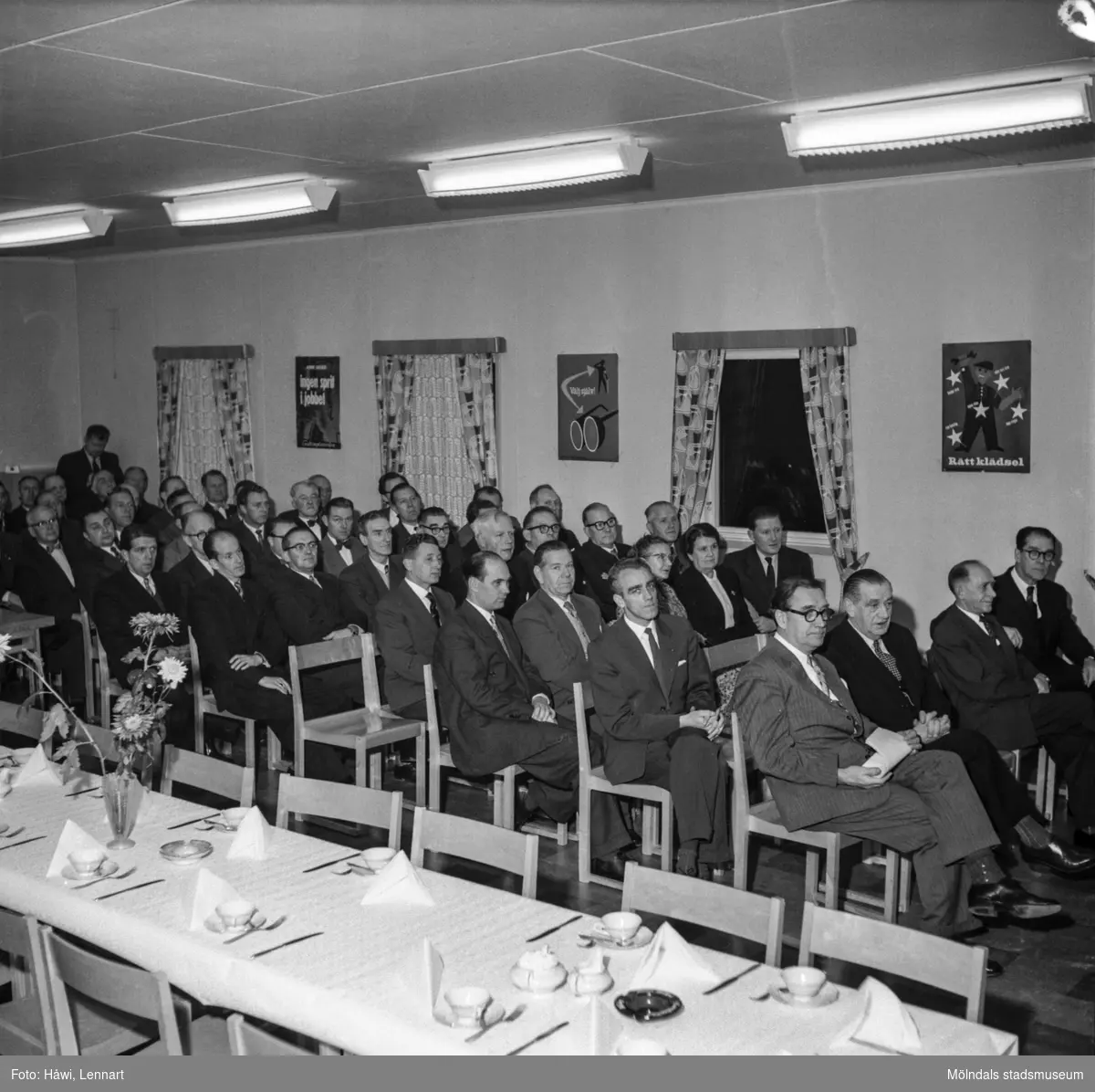 Pappersbruket apyrus i Mölndal, 13/11 1957. Föreningen för arbetarskydds guldmedalj utdelas till Nils Nilsson och Carl Nygren.