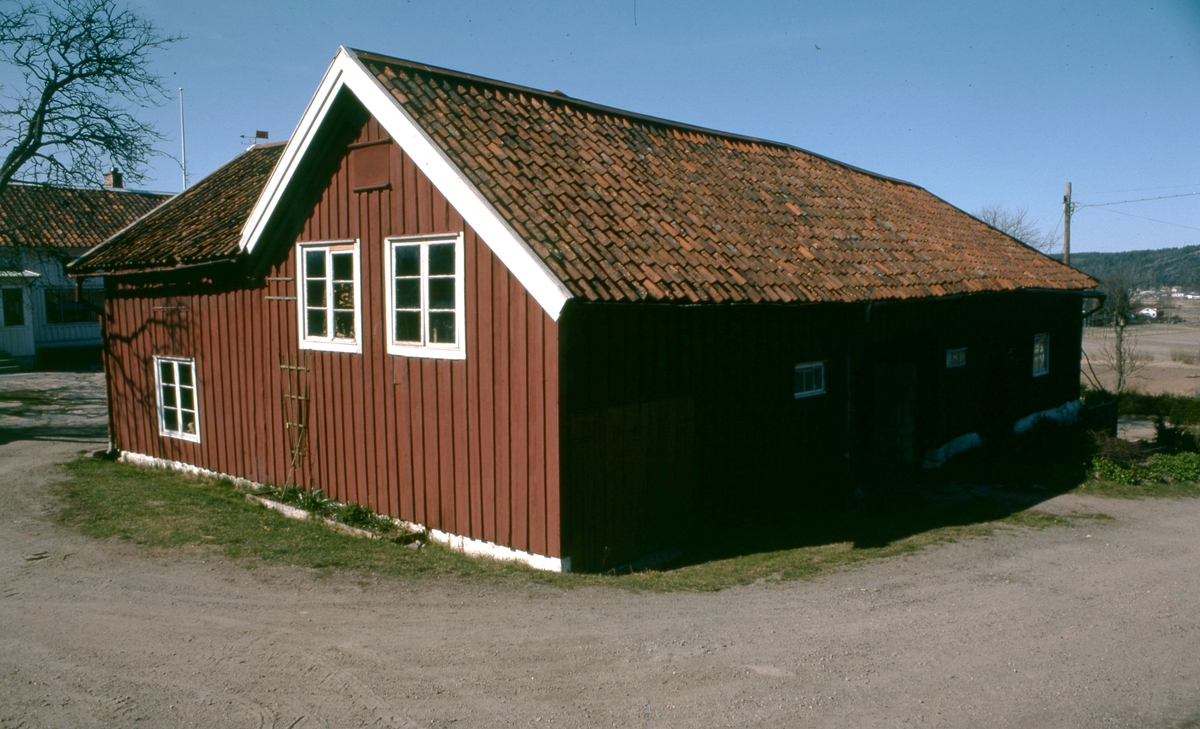 Heljered Mellangård 1:2 "Storebörjes" år 1978. Faluröd ladugård med vita knutar, uppförd cirka 1860.