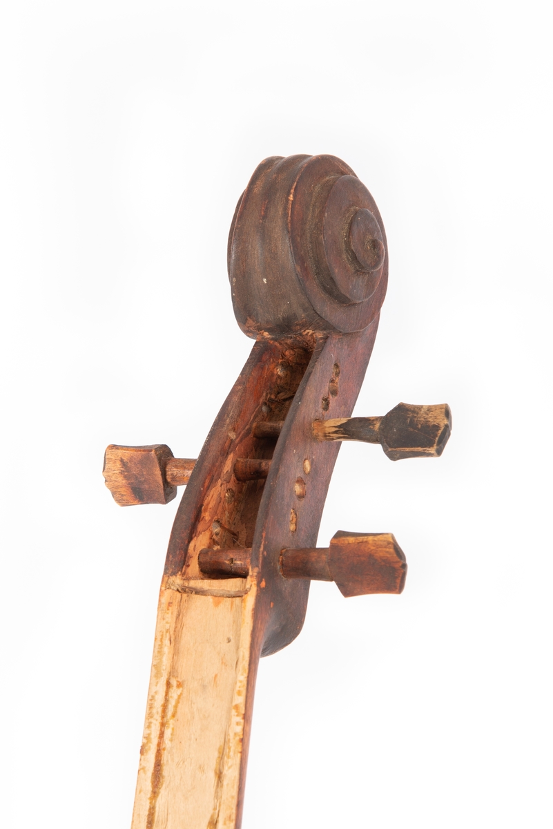 Fela er gjort i grovt tremateriale og er antakelig et hjemmearbeid fra gården Hippe i Ulnes. Instrumentet er brunbeiset og ulakert. Strengehuset har en sprekk, 13 cm lang, på oversiden. Halsen er uten strengebrett. Tre strengeskruer er festet til felehode. Ingen strenger.