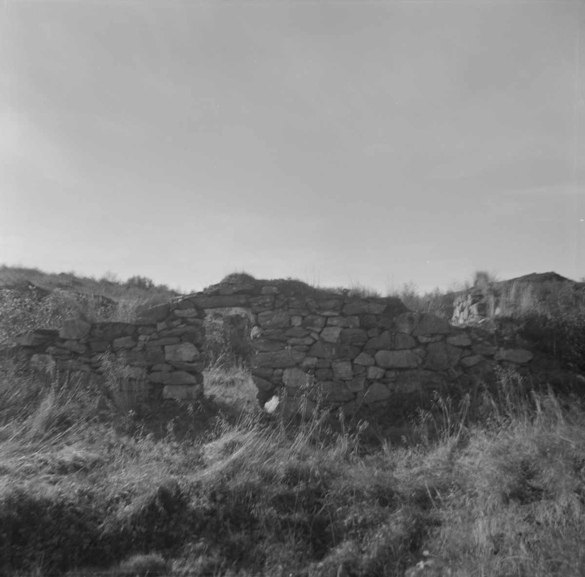 Grunnmuren etter gammelfjøset ved det tidligere handelsstedet Hopsjø, Hitra