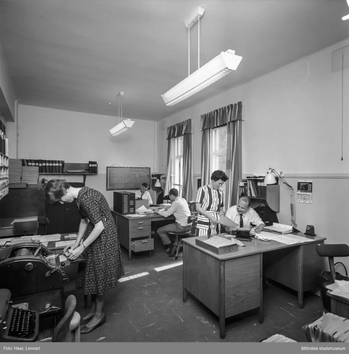 Interiörbild från pappersbruket Papyrus i Mölndal 25/5 1964. Kvinnor och män i ett kontor.