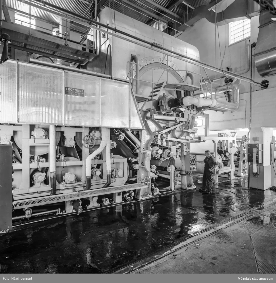 Man i arbete vid PM6, bestrykningsmaskin nr 1 på pappersbruket Papyrus i Mölndal, 8/9 1964.