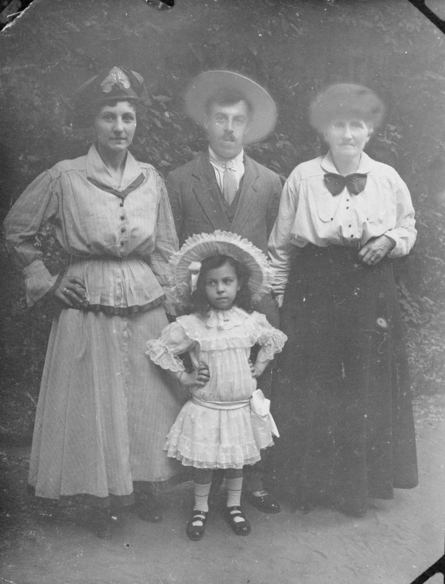 La Bella Ingeborg, Charles Bazola, dottern Hélenè och mormodern Brita Gröning.