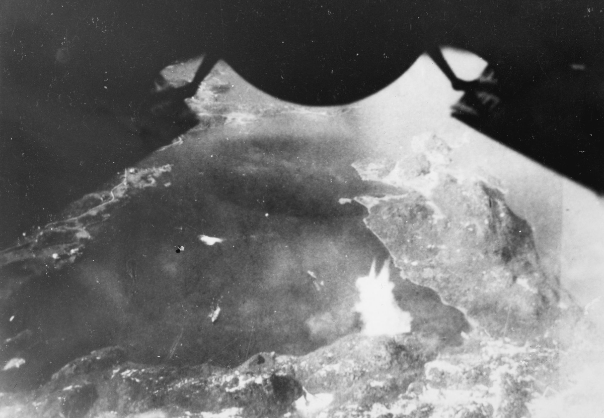 Bombingen av "Black Watch" i Kilbotn, fotografert gjennom bomberommet i et av flyene som deltok.