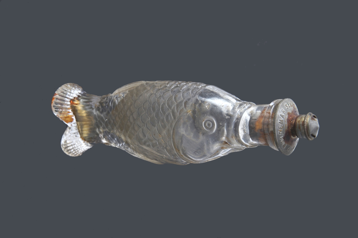Fiskeformet parfymeflaske med kork.