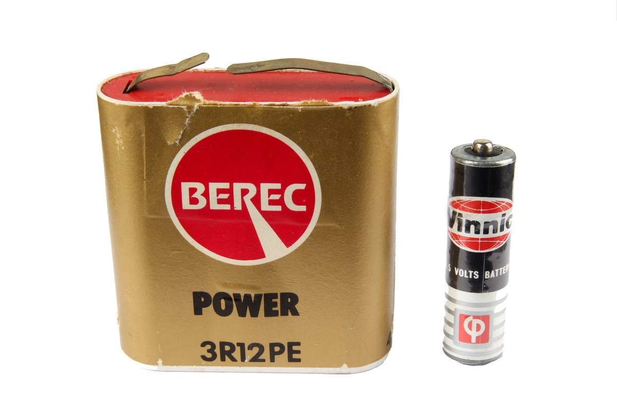 4 batterier. "Berec" flatt 4,5 volts batteri og "Vinnic" 1,5 volts batteri.