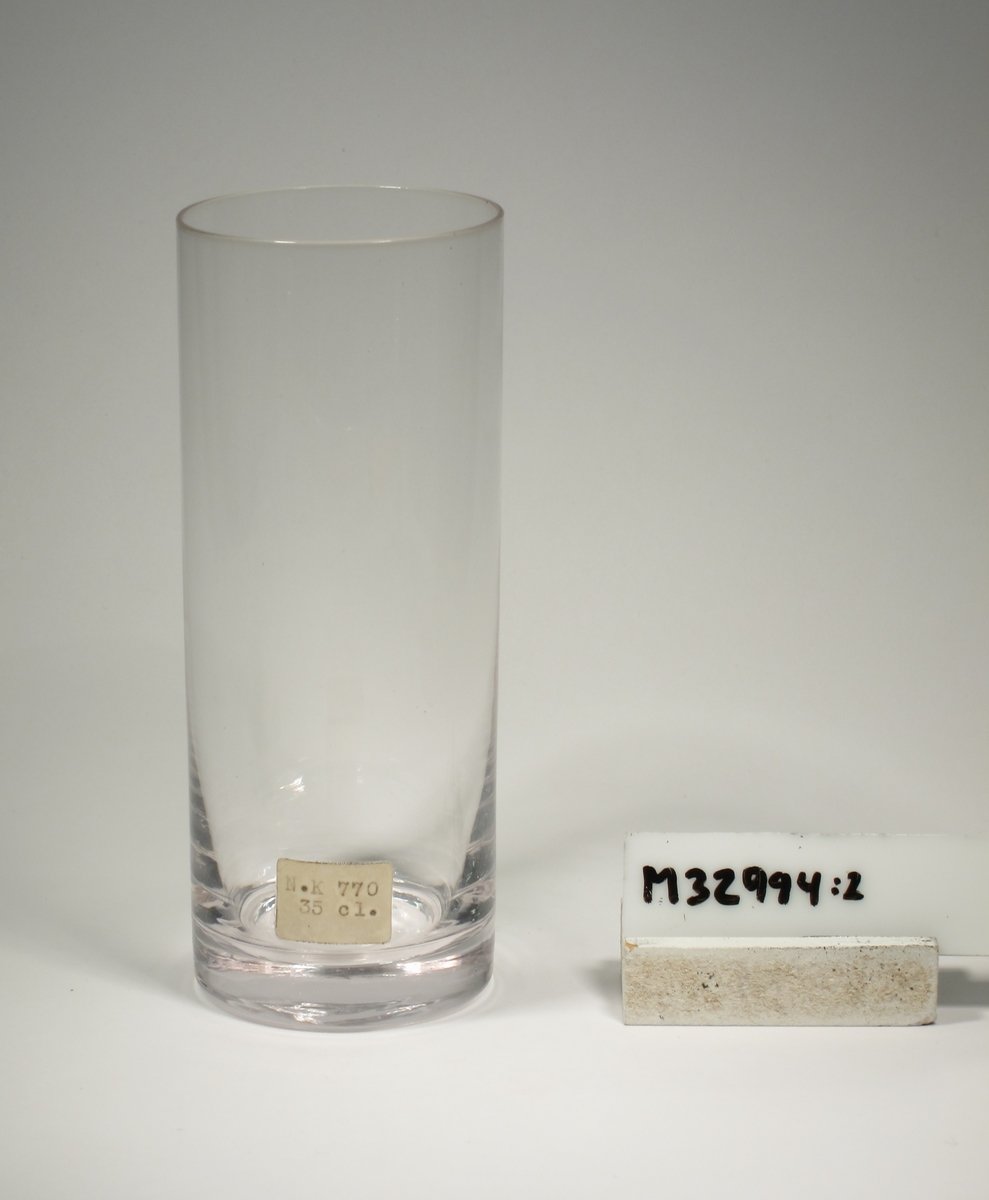 Cylindriskt grogglas.
Lapp: "N.K. 770
35 cl."