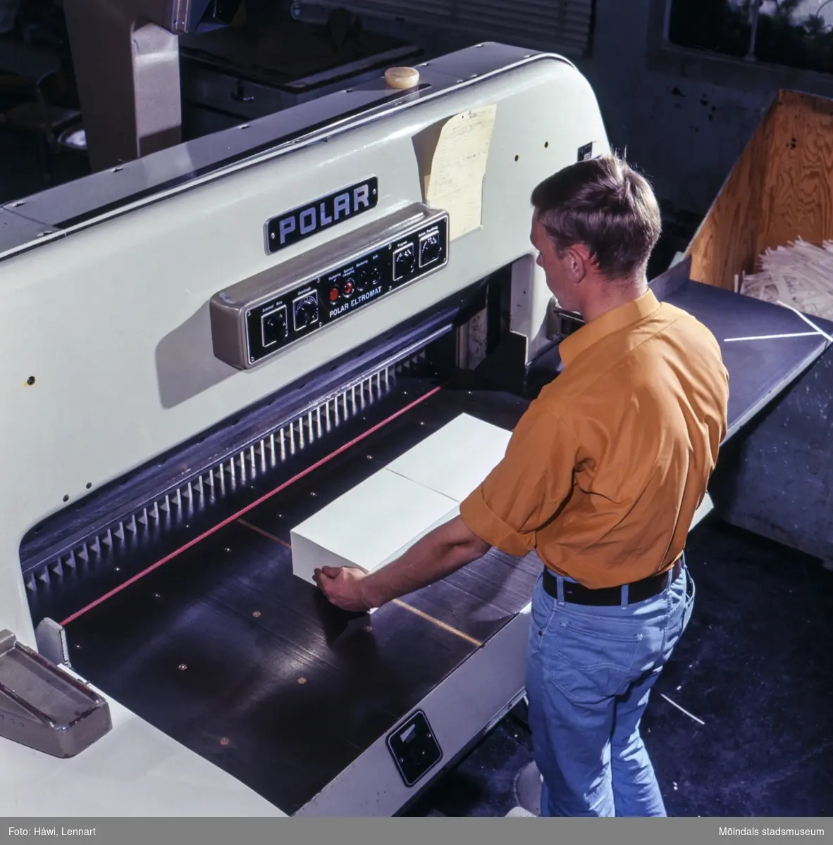 Man i arbete vid skärmaskin på pappersbruket Papyrus i Mölndal, 3/10 1966.
