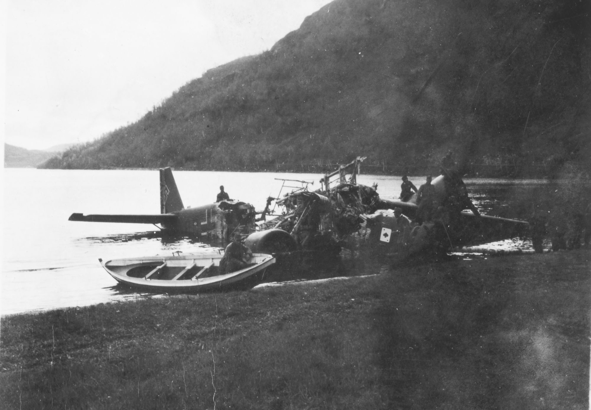 Tyske soldater rundt vraket av et Junkers 52 transportfly i Hartvikvatnet.